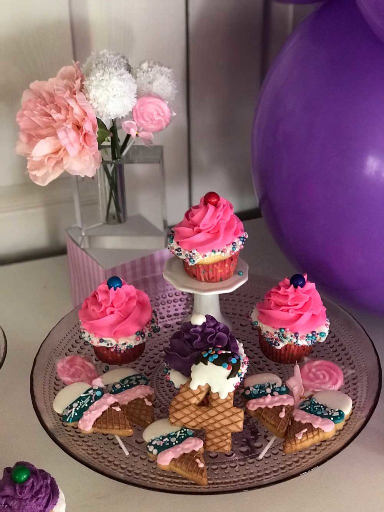 ICE CREAM THEMED CUPCAKES AND DECORATED COOKIES